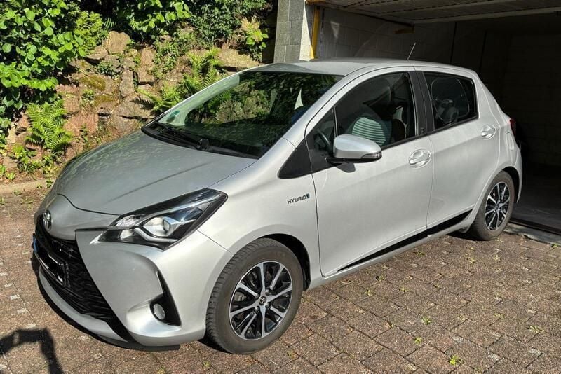 Silber Gebraucht 2018 Toyota Yaris Hybrid Team Kleinwagen | 12.500 € (Guter Preis) - Bild 1/4