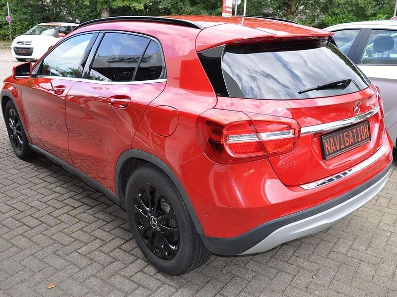 Gebraucht Mercedes GLA200 136 PS (100 kW) 2014 Rot SUV