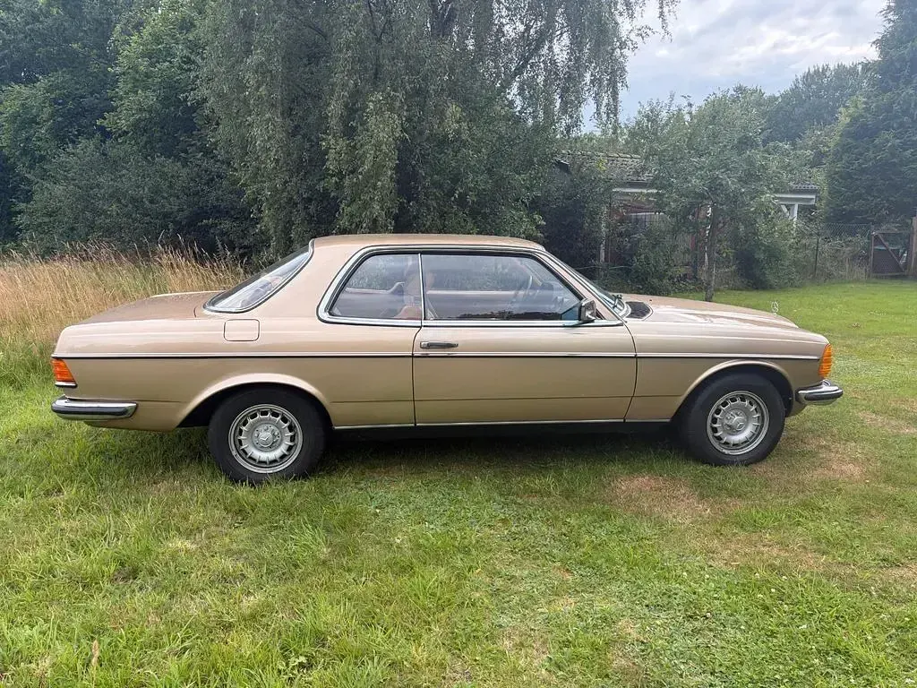Gebraucht Mercedes 230 136 PS (100 kW) 1983 Gold Coupé