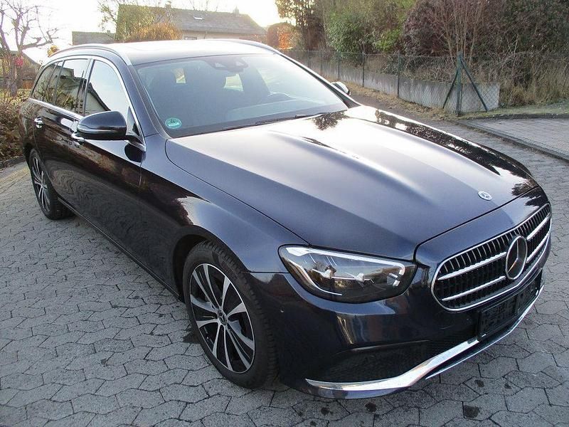 Gebraucht Mercedes E300 194 PS (142 kW) 2022 Blau Limousine
