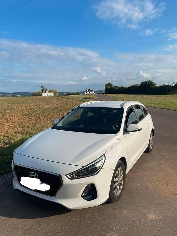 Weiß Gebraucht 2018 Hyundai i30 Select Kombi | 10.900 € (Guter Preis) - Bild 1/4