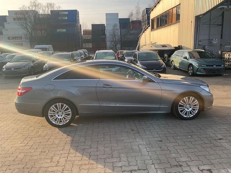 Gebraucht Mercedes E250 204 PS (150 kW) 2009 Silber Coupé