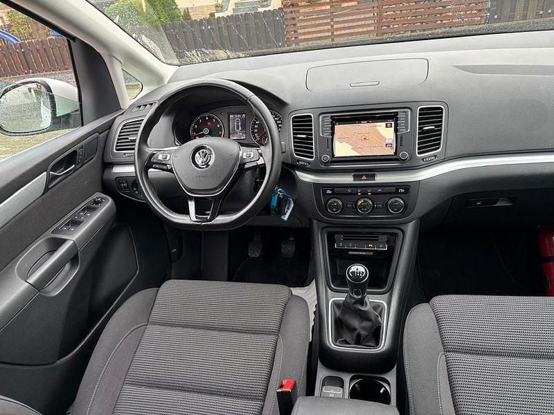 Gebraucht VW Sharan Comfortline 150 PS (110 kW) 2019 Pure white Van / Kleinbus