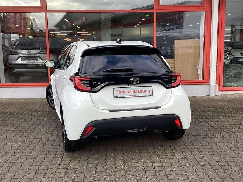 Neu Toyota Yaris Hybrid 116 PS (85 kW) 2025 Schneeweiß Kleinwagen