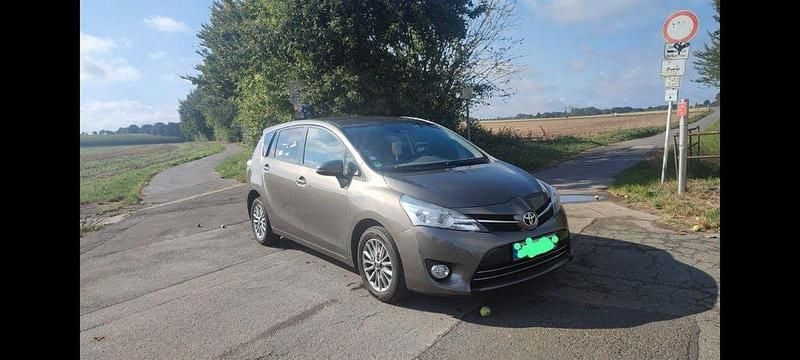Braun Gebraucht 2016 Toyota Verso Edition-S Van / Kleinbus | 9.700 € (Guter Preis) - Bild 1/4
