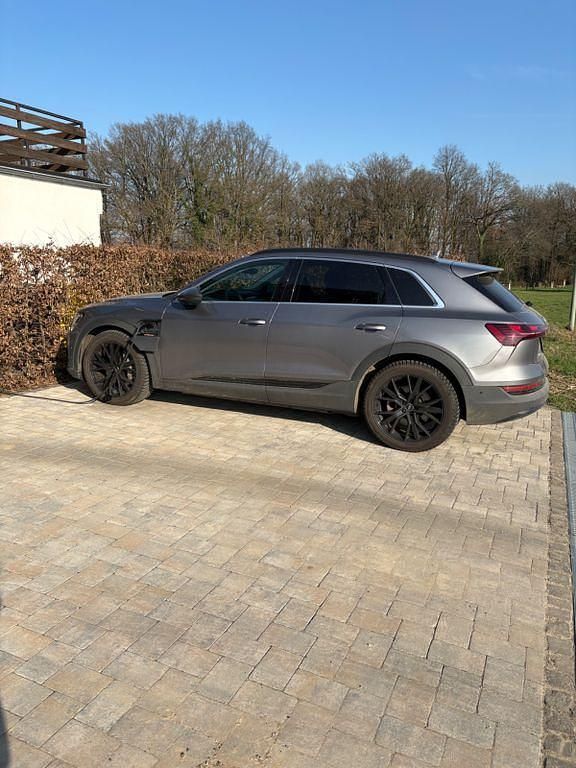Gebraucht Audi e-tron 230 kW (313 PS) 2022 Grau SUV