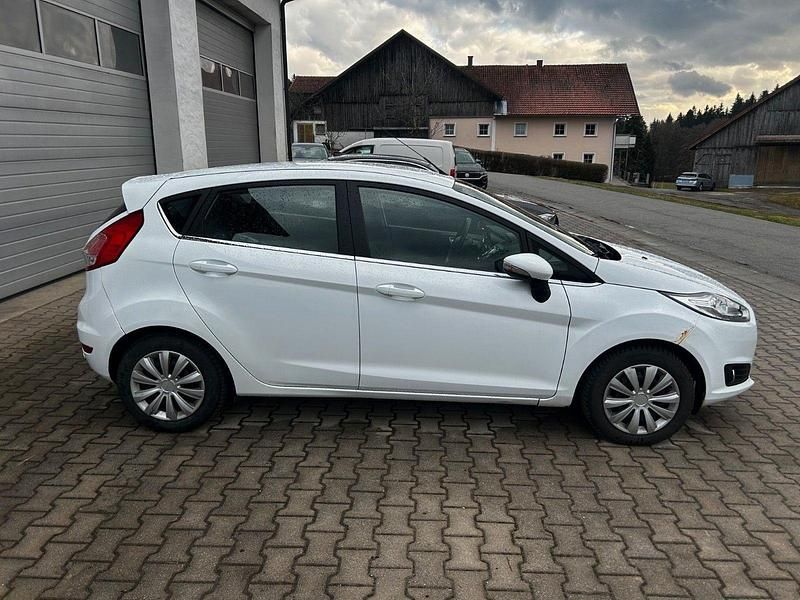 Gebraucht Ford Fiesta Titanium 101 PS (74 kW) 2014 Weiß Kleinwagen