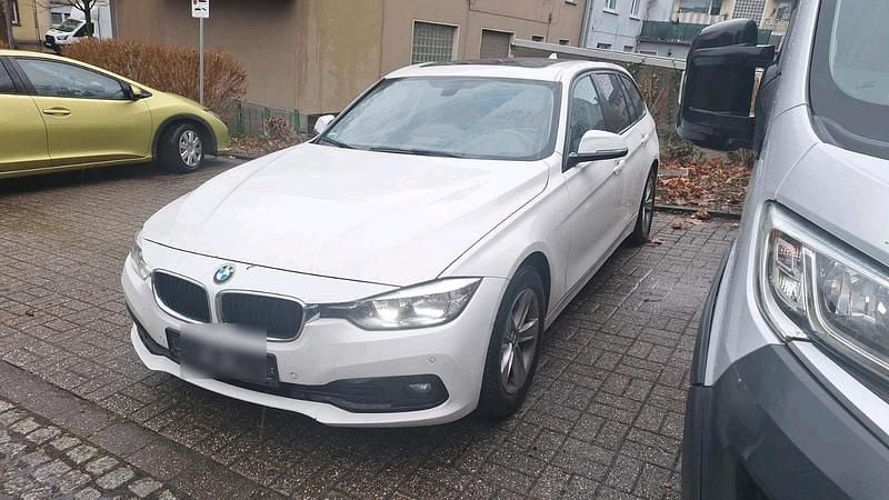 Weiß Gebraucht 2016 BMW 318 Limousine | 8.800 € (Fairer Preis) - Bild 1/4
