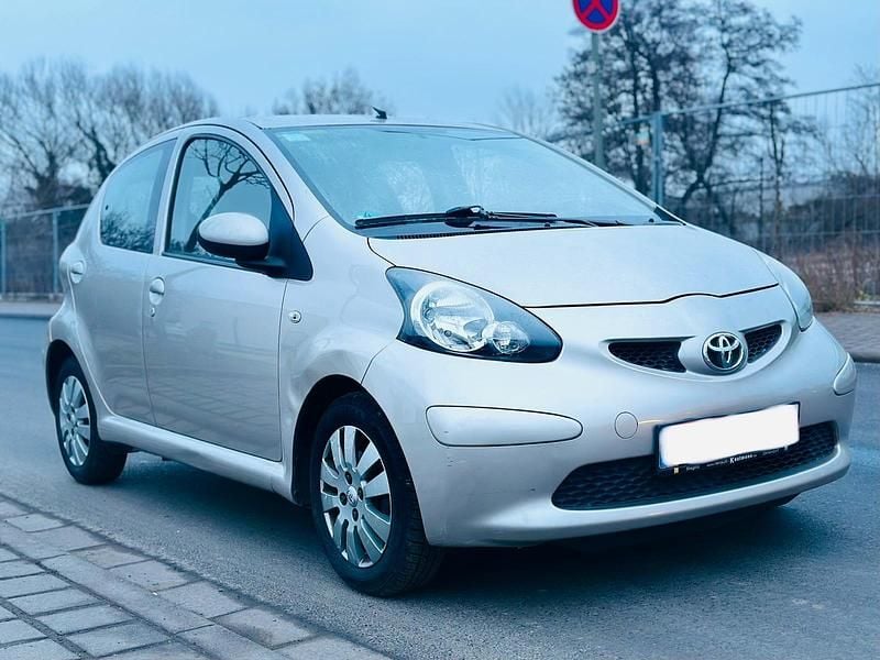 Gebraucht Toyota Aygo 68 PS (50 kW) 2009 Gold Kleinwagen