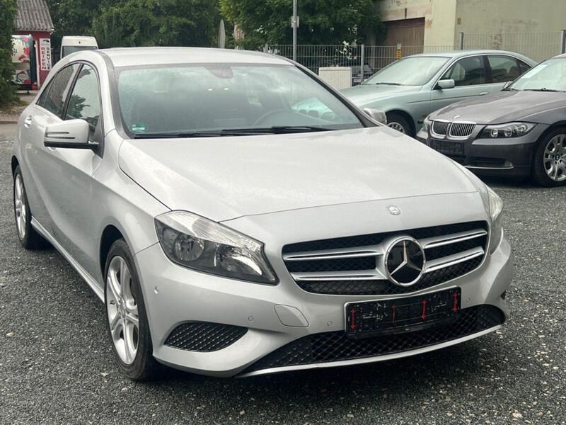 Silber Gebraucht 2015 Mercedes A180 Kleinwagen | 13.990 € (Fairer Preis) - Bild 1/4
