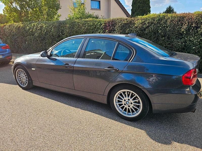 Gebraucht BMW 320 163 PS (119 kW) 2005 Grau Limousine