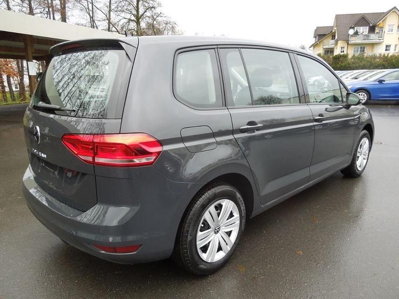 Neu VW Touran 150 PS (110 kW) 2025 Uranograu Van / Kleinbus