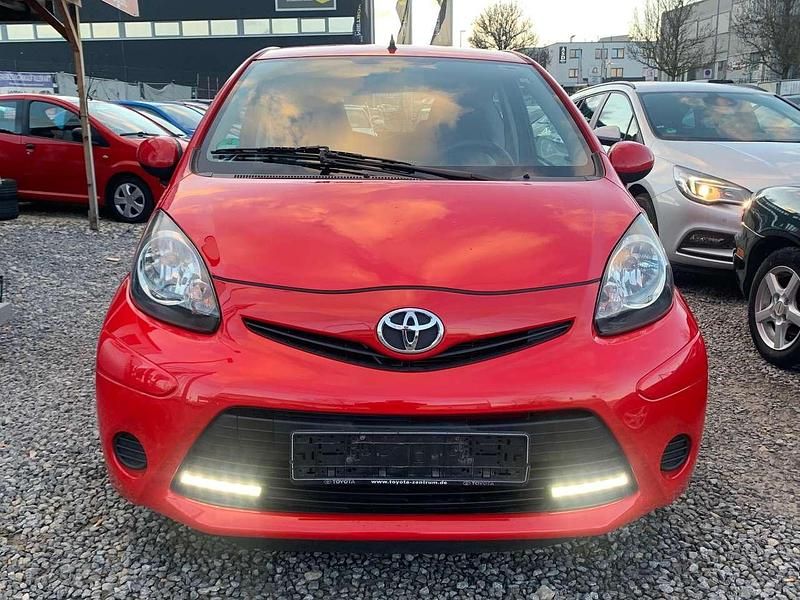 Gebraucht Toyota Aygo 68 PS (50 kW) 2012 Rot Kleinwagen