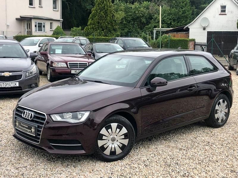 Rot Gebraucht 2014 Audi A3 Attraction Limousine | 9.990 € (Guter Preis) - Bild 1/4