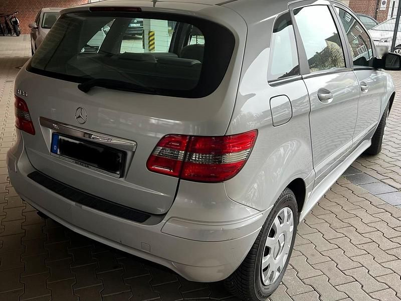 Gebraucht Mercedes B180 122 PS (89 kW) 2009 Silber Van / Kleinbus
