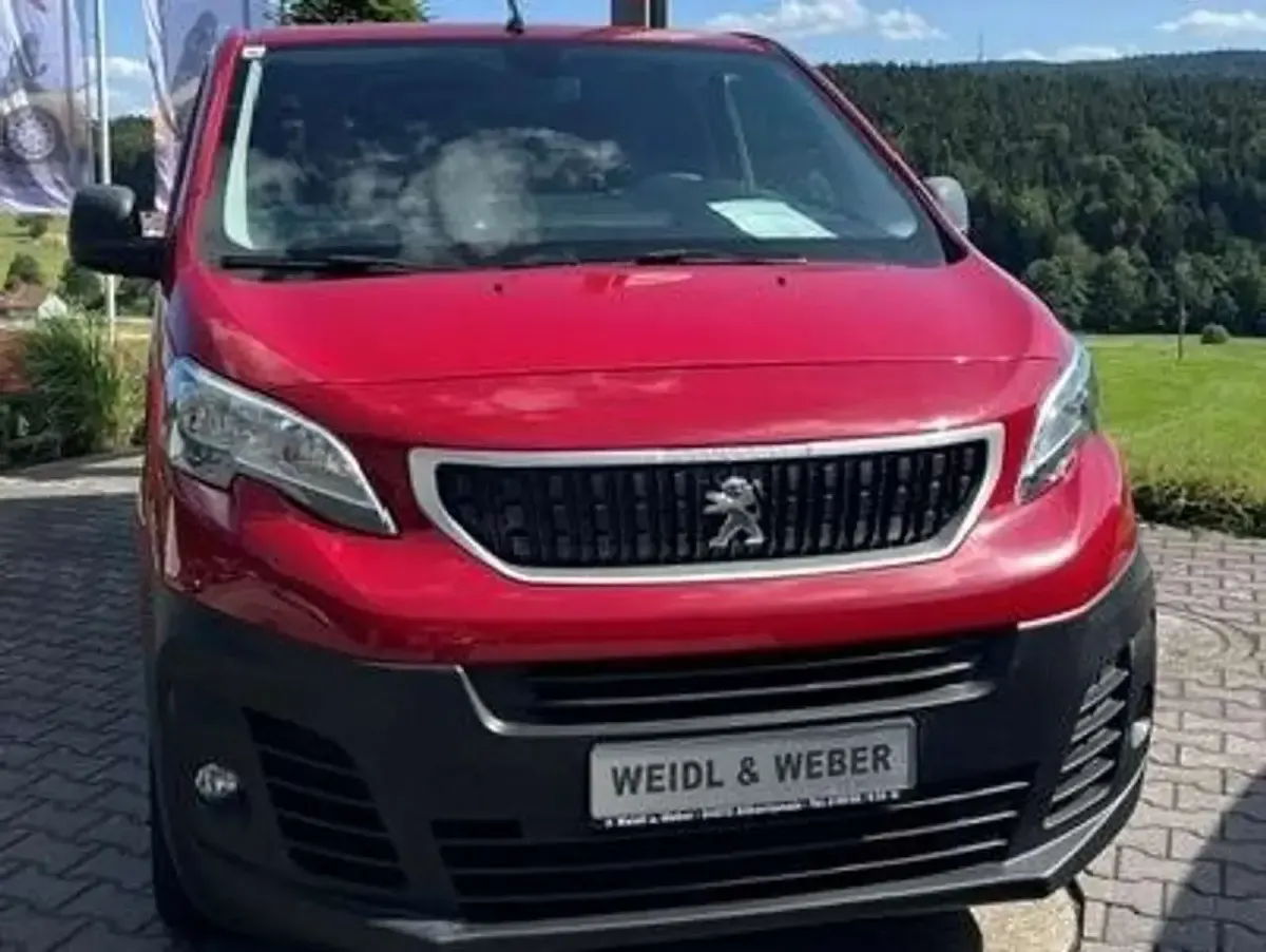 Gebraucht Peugeot Expert Premium 122 PS (89 kW) 2019 Farbe rot ardent Van