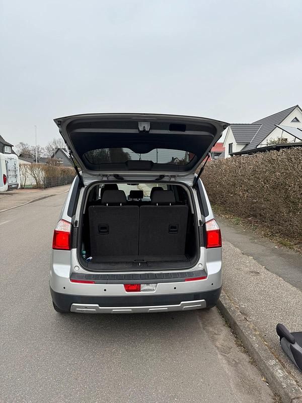 Gebraucht Chevrolet Orlando 163 PS (119 kW) 2014 Silber Van / Kleinbus