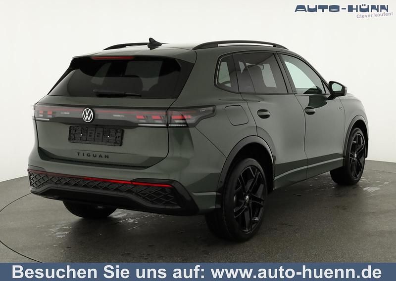Cipressino grün metallic Neu 2025 VW Tiguan R-line SUV | 52.995 € (Fairer Preis) - Bild 1/4