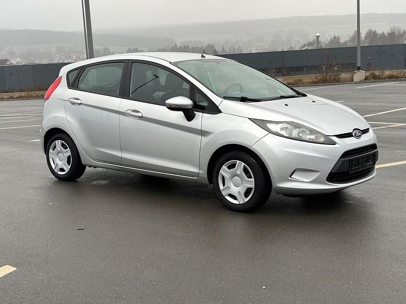 Gebraucht Ford Fiesta Trend 82 PS (60 kW) 2011 Silber Kleinwagen