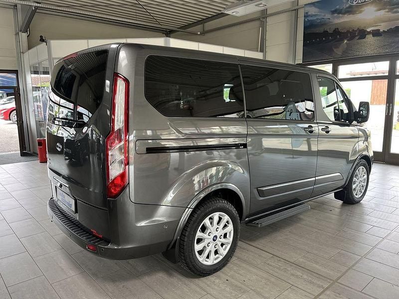 Gebraucht Ford Tourneo Titanium 150 PS (110 kW) 2023 Magneticgrau Van / Kleinbus