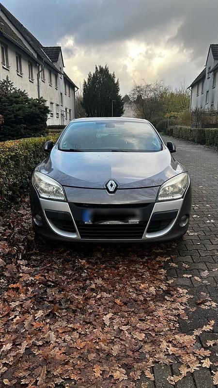 Grau Gebraucht 2009 Renault Mégane Coupé Coupé | 2.299 € (Fairer Preis) - Bild 1/4