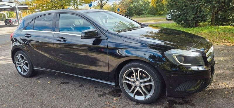 Schwarz Gebraucht 2013 Mercedes A200 Style Limousine | 11.600 € (Etwas zu teuer) - Bild 1/4