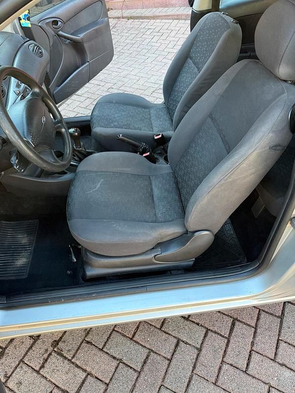 Second-hand Ford Focus 75 CP (55 kW) 2002 Argintiu Hatchback