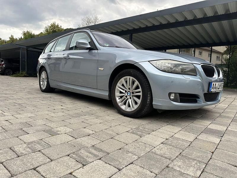 Blau Gebraucht 2011 BMW 320 Efficient Dynamics Kombi | 4.850 € (Fairer Preis) - Bild 1/4