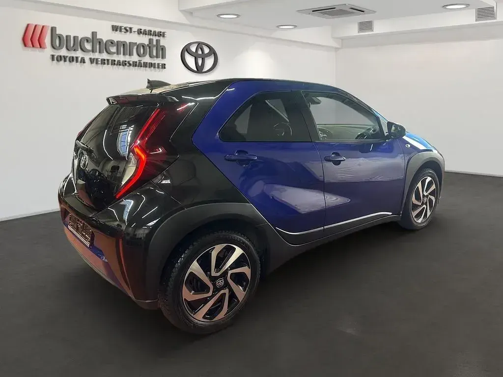 Gebraucht Toyota Aygo X Pulse 72 PS (52 kW) 2023 Juniper blue (8y8)/ black mica (209) SUV