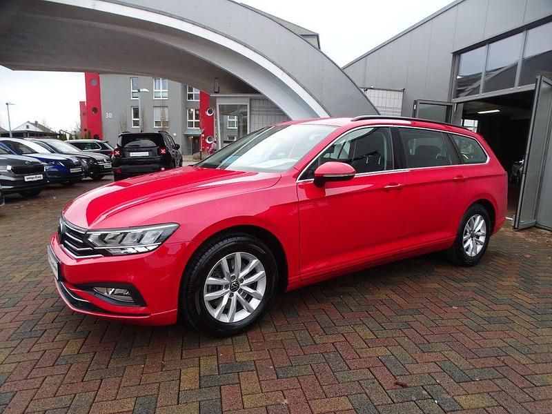 Rot Gebraucht 2023 VW Passat Kombi | 21.750 € (Guter Preis) - Bild 1/4