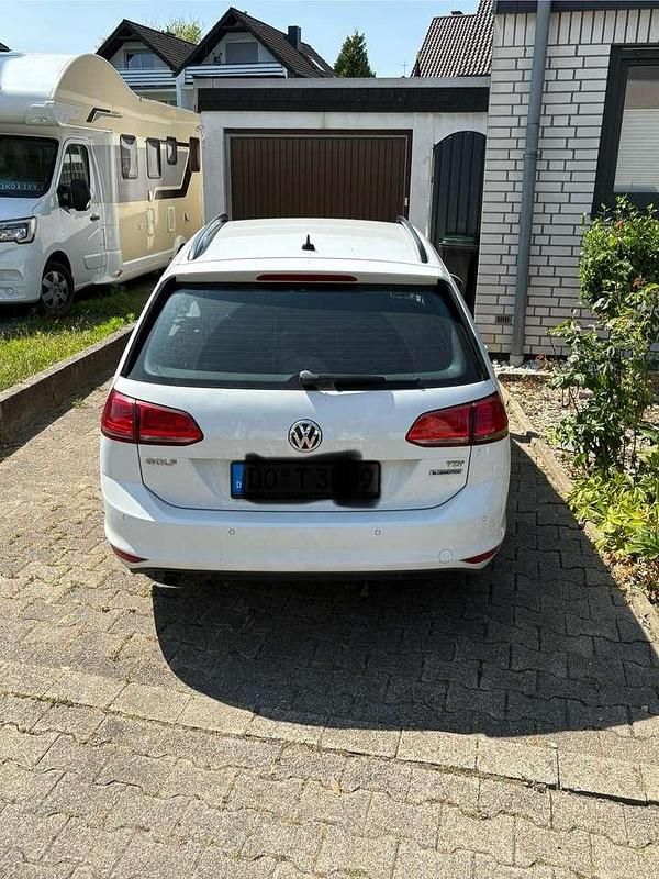 Weiß Gebraucht 2016 VW Golf VII Trendline Kombi | 10.000 € (Fairer Preis) - Bild 1/4