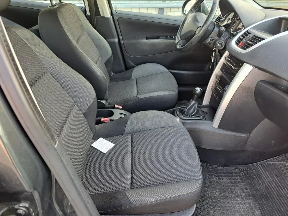 Gebraucht Peugeot 207 95 PS (69 kW) 2012 Grau Kleinwagen
