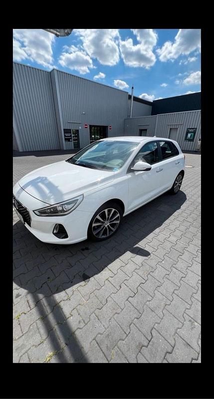 Weiß Gebraucht 2017 Hyundai i30 Comfort Limousine | 12.999 € (Teuer) - Bild 1/4