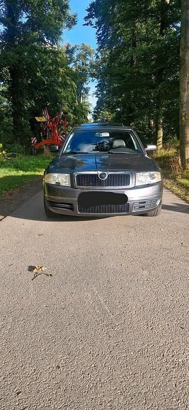 Grau Gebraucht 2004 Skoda Superb Limousine | 2.100 € (Fairer Preis) - Bild 1/4