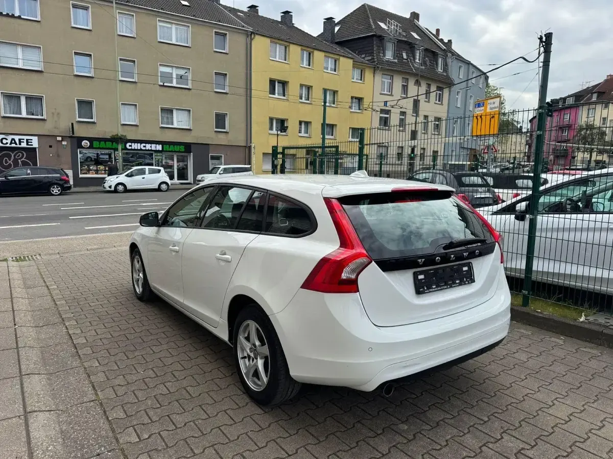 Gebraucht Volvo V60 Business Edition 150 PS (110 kW) 2015 Weiß Kombi