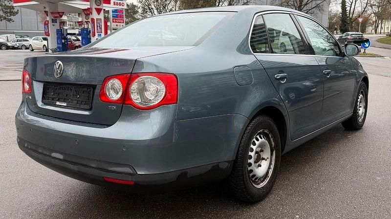 Gebraucht VW Jetta 105 PS (77 kW) 2006 Grün Limousine