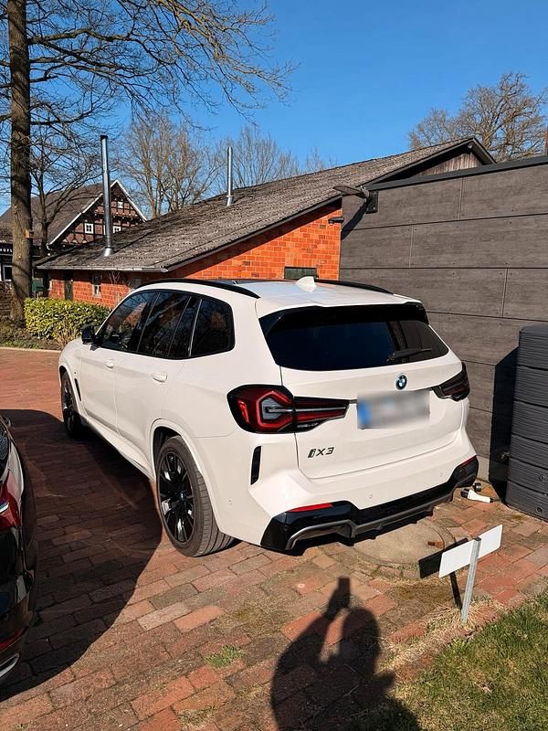 Gebraucht BMW iX3 Shadowline 151 kW (206 PS) 2023 Weiß SUV