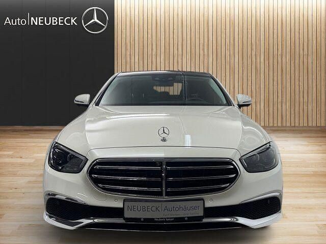 Manufaktur diamantweiß bright Gebraucht 2022 Mercedes E220 Exclusive Limousine | 43.450 € (Teuer) - Bild 1/2