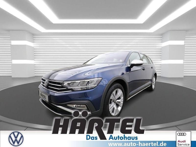 Aquamarinblau (blue), metallic Gebraucht 2023 VW Passat Alltrack Kombi | 34.400 € (Fairer Preis) - Bild 1/4
