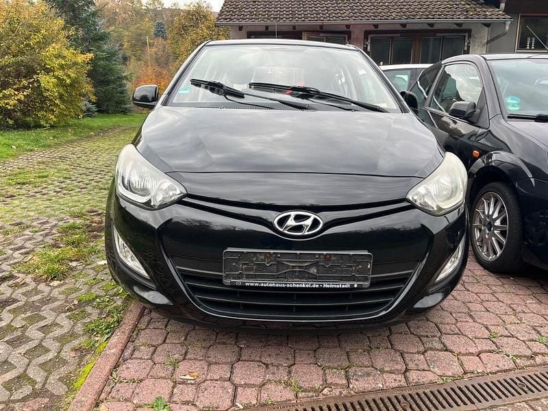Schwarz Gebraucht 2013 Hyundai i20 Edition Limousine | 3.299 € (Superpreis) - Bild 1/4