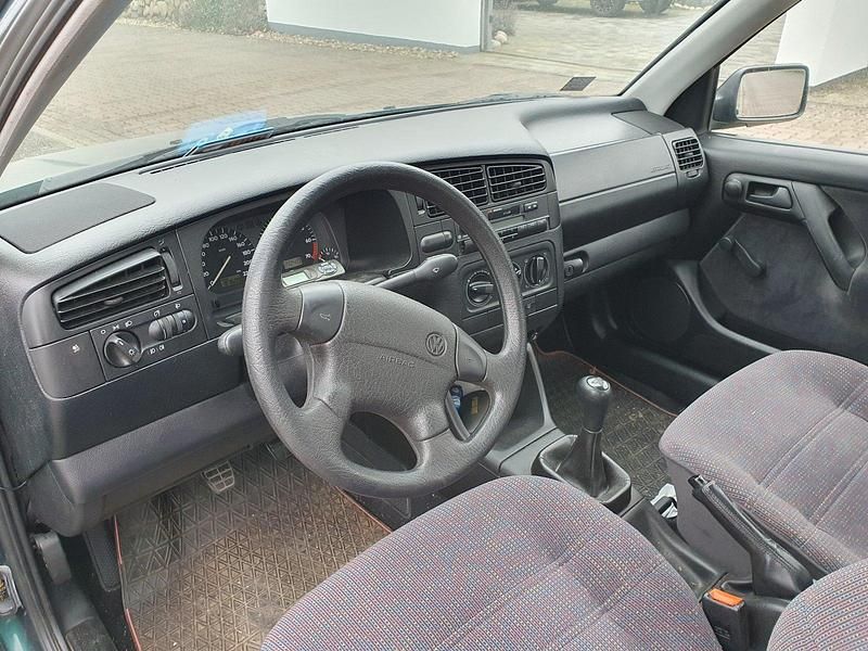 Second-hand VW Vento 75 CP (55 kW) 1996 Verde Berlinǎ