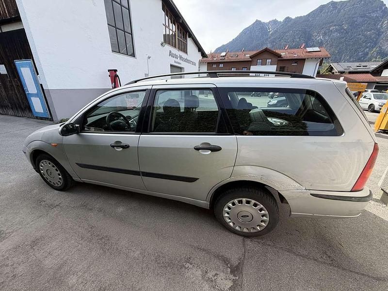 Second-hand Ford Focus Ambiente 101 CP (74 kW) 2004 Argintiu Break