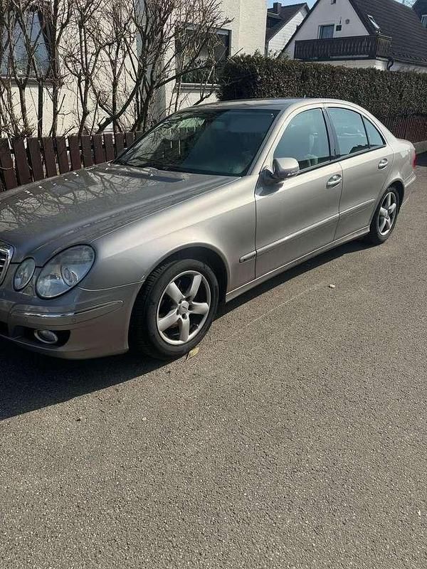 Bronze Gebraucht 2007 Mercedes E200 Limousine | 7.699 € (Teuer) - Bild 1/4