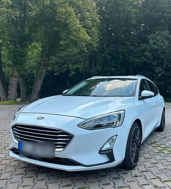Weiß Gebraucht 2019 Ford Focus Titanium Kombi | 13.299 € (Fairer Preis) - Bild 1/4