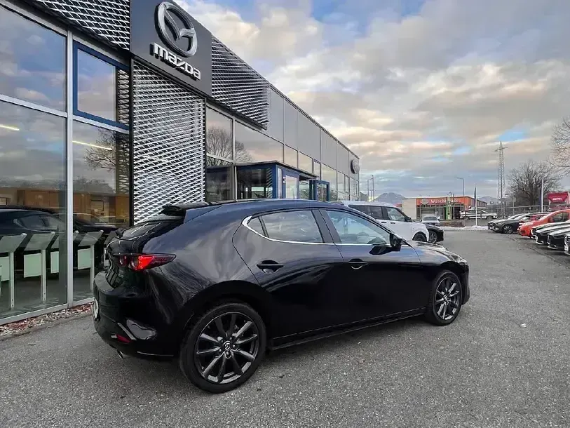 Używany Mazda 3 Selection 122 KM (89 kW) 2021 Czarny Sedan/Limuzyna