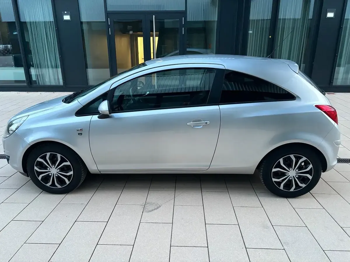 Gebraucht Opel Corsa Edition 69 PS (50 kW) 2010 Silber Kleinwagen