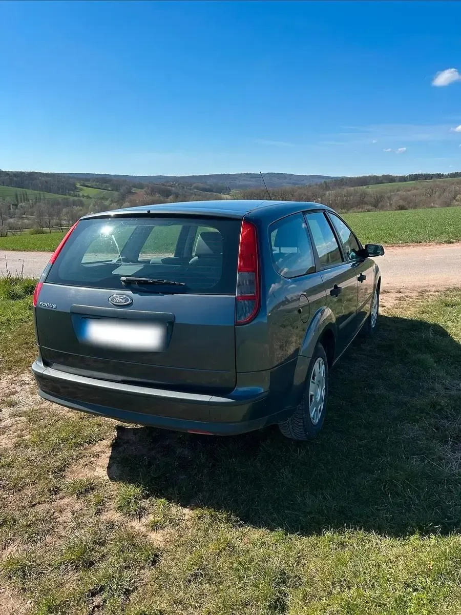 Usado Ford Focus 100 CV (73 kW) 2005 Gris Familiar