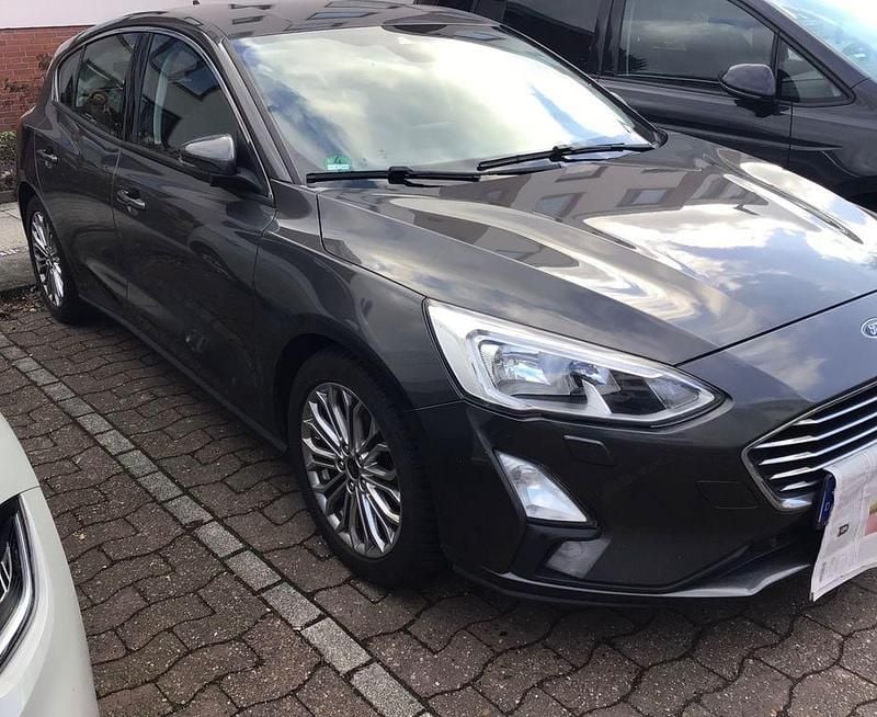 Gebraucht Ford Focus Titanium 125 PS (91 kW) 2019 Grau Limousine