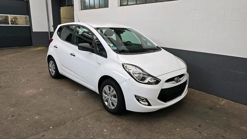 Weiß Gebraucht 2011 Hyundai ix20 Van / Kleinbus | 6.490 € (Fairer Preis) - Bild 1/4