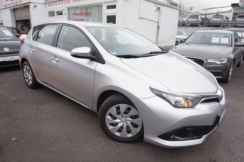 Silver metallic Gebraucht 2016 Toyota Auris Comfort Limousine | 12.990 € (Fairer Preis) - Bild 1/4